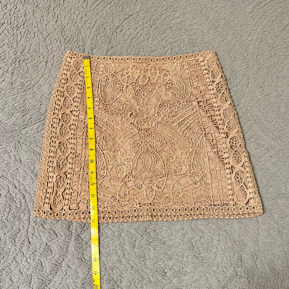 Club Monaco lace overlay mini skirt. - Picture 4 of 7